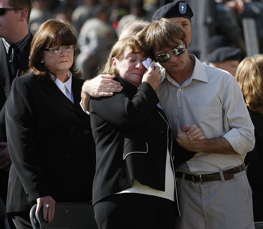 Los familiares de las víctimas no han podido reprimir las lágrimas durante el funeral.