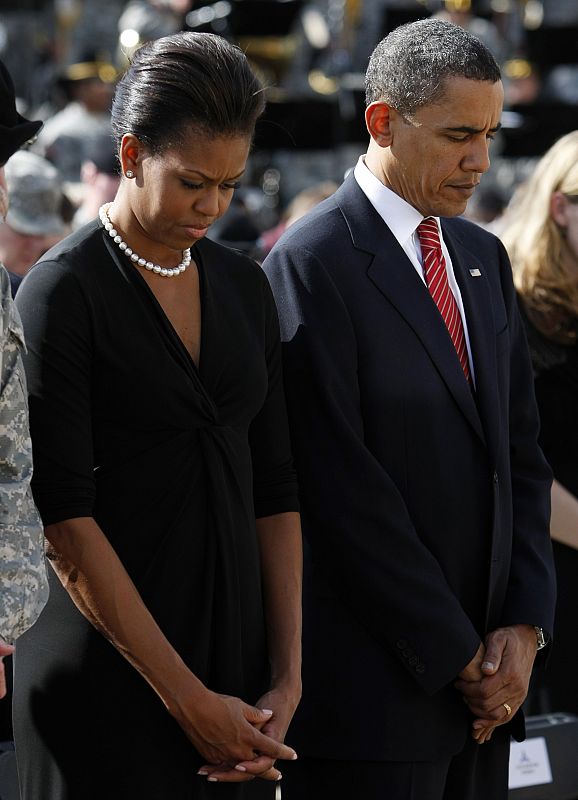 El presidente de EE.UU., Barack Obama, y la primera dama, Michelle Obama, han asistido al funeral por las 13 víctimas de la matanza de Foort Hood.