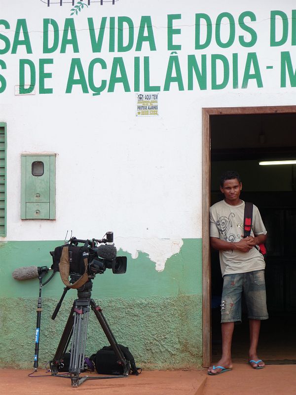 Nuestra cámara descansa delante del local de una ONG en Açailândia