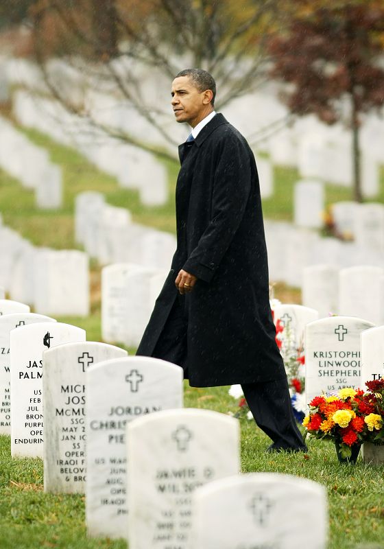 El presidente de EE.UU., Barack Obama, camina entre las tumbas de los caídos en los conflictos de Irak y Afganistán en el Cementerio Nacional de Arlington en Virginia.