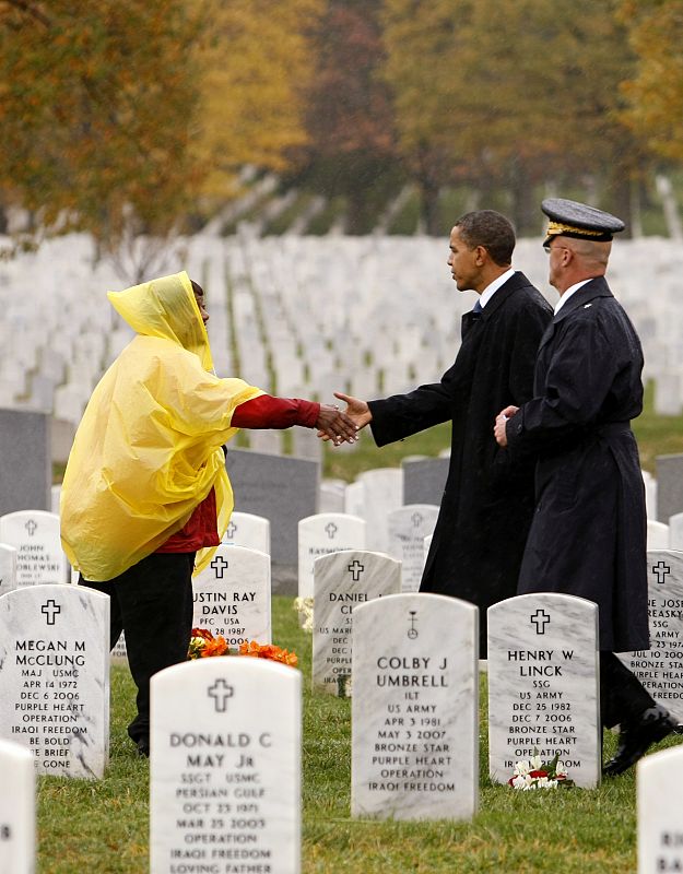 Obama saluda a los visitantes que se encuentran en el Cementerio Nacional de Arlington en Virginia.