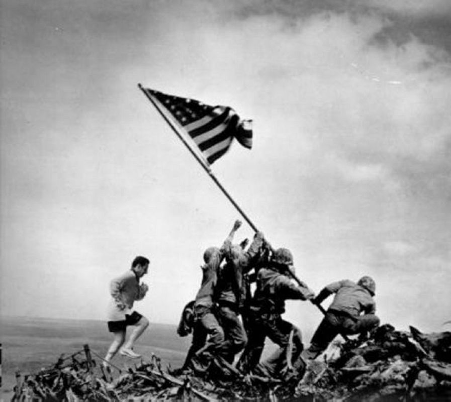 La actividad de Nicolás en la II Guerra Mundial fue muy intensa. Aquí lo vemos en su habitual pose atlética cuando los americanos colocan su bandera en esta histórica batalla.