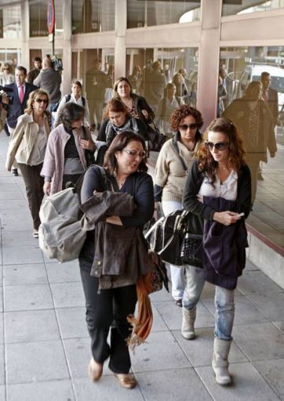 Los familiares de los tripulantes parten desde Madrid hacia las Seychelles. 