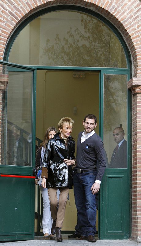 Fernández de la Vega e Iker Casillas con ONG Plan España,en un colegio madrileño