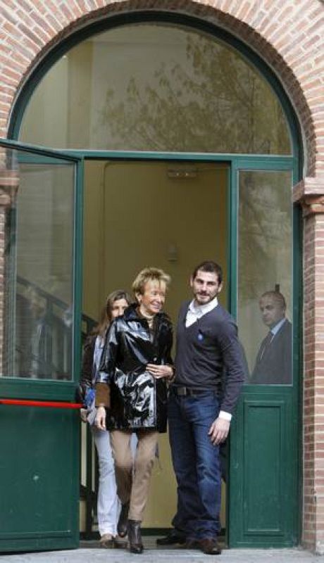 Fernández de la Vega e Iker Casillas con ONG Plan España,en un colegio madrileño