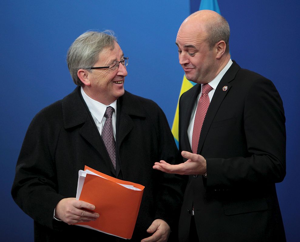 El primer ministro sueco, Fredrik Reinfeldt, da la bienvenida al primer ministro luxemburgués, Jean-Claude Junker.