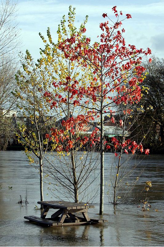 INUNDACIÓN DEL APARCAMIENTO FRANKWELL TRAS EL DESBORDAMIENTOD EL RÍO SEVERN