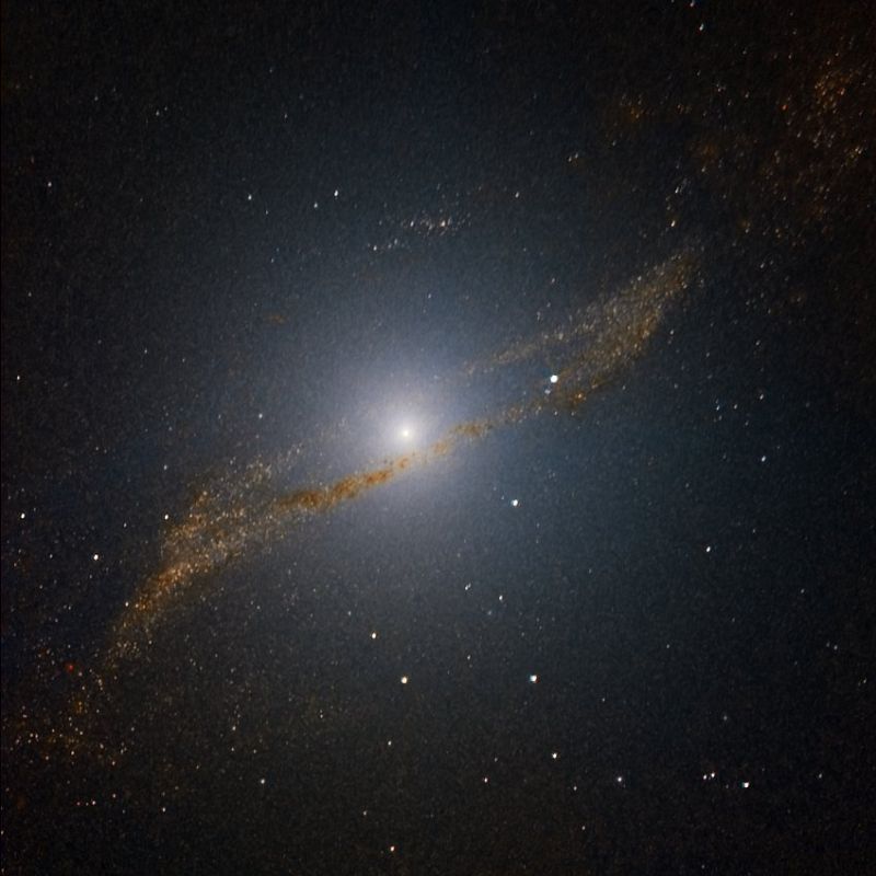Es caníbal, elíptica y enorme. Centaurus A devora a otra galaxia espiral más pequeña y llena de polvo. La 'ingestión' se produjo hace entre 200 y 700 millones de años.