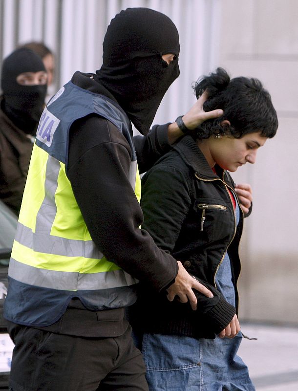 Agentes de la Policía Nacional trasladan en la Subdelegación del Gobierno en San Sebastián a uno de los detenidos.