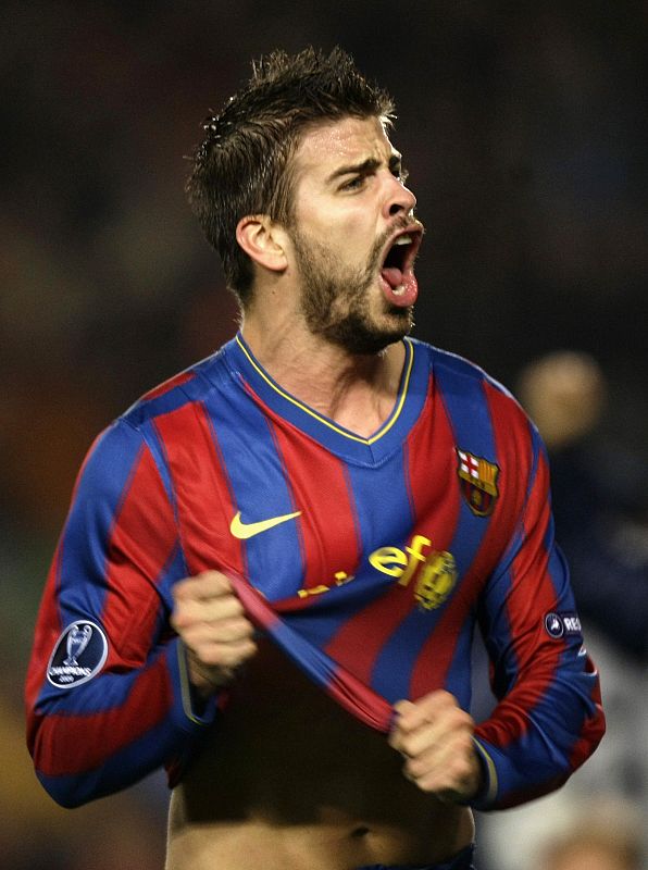 Gerard Piqué celebra con rabia el primer tanto de su equipo ante el Inter.