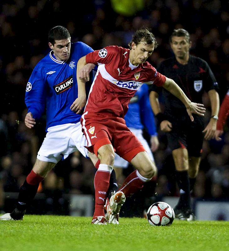 Georg Niedermeier (c) intenta controlar el balón delante de Kyle Lafferty