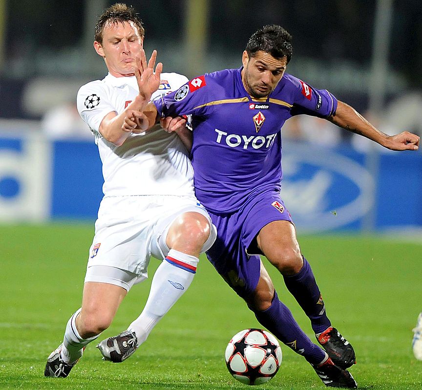 Mario Alberto Santana de la Fiorentina, (d), lucha por el control del balón con Kim Kallstrom del Olympique de Lyon