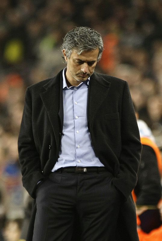 Mourinho, abatido ante el pésimo juego de su equipo en Barcelona.