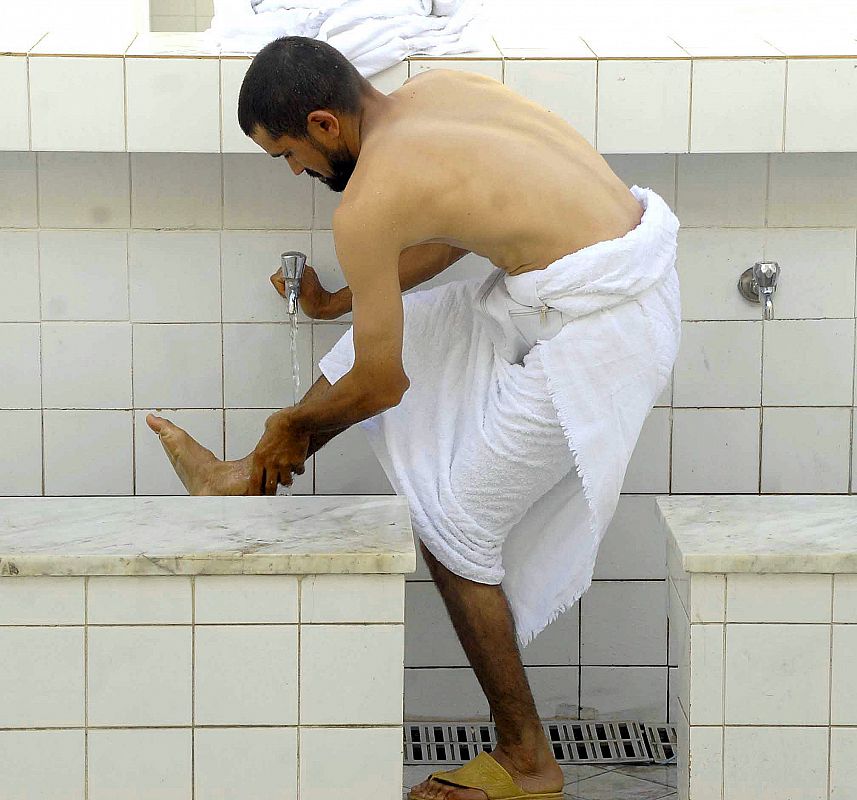 Un musulmán haciendo sus abluciones antes de rezar en la Gran Mezquita de La Meca, en Arabia Saudí.