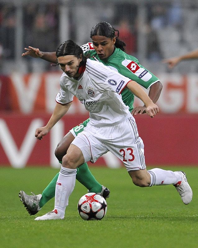 El centrocampista croata del FC Bayern de Múnich, Danijel Pranjic (frente), lucha por el balón con el colombiano John Giero Kolma (atrás), del Maccabi Haifa