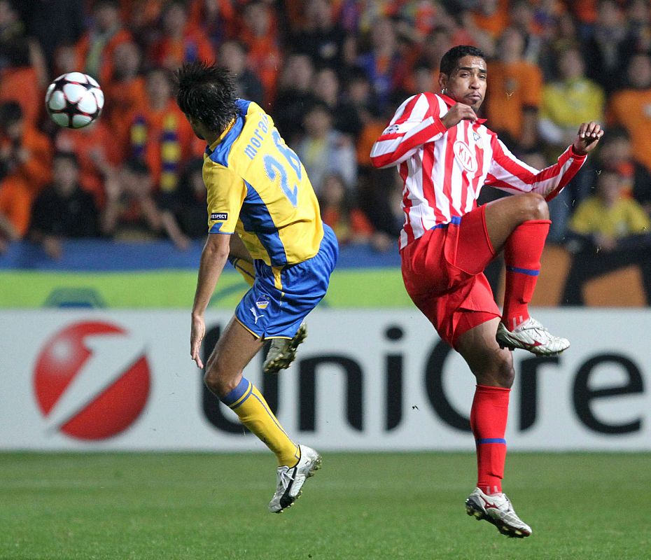 Nuno Morais del FC Apoel lucha por el balón con Cleber Santana del Atlético de Madrid.