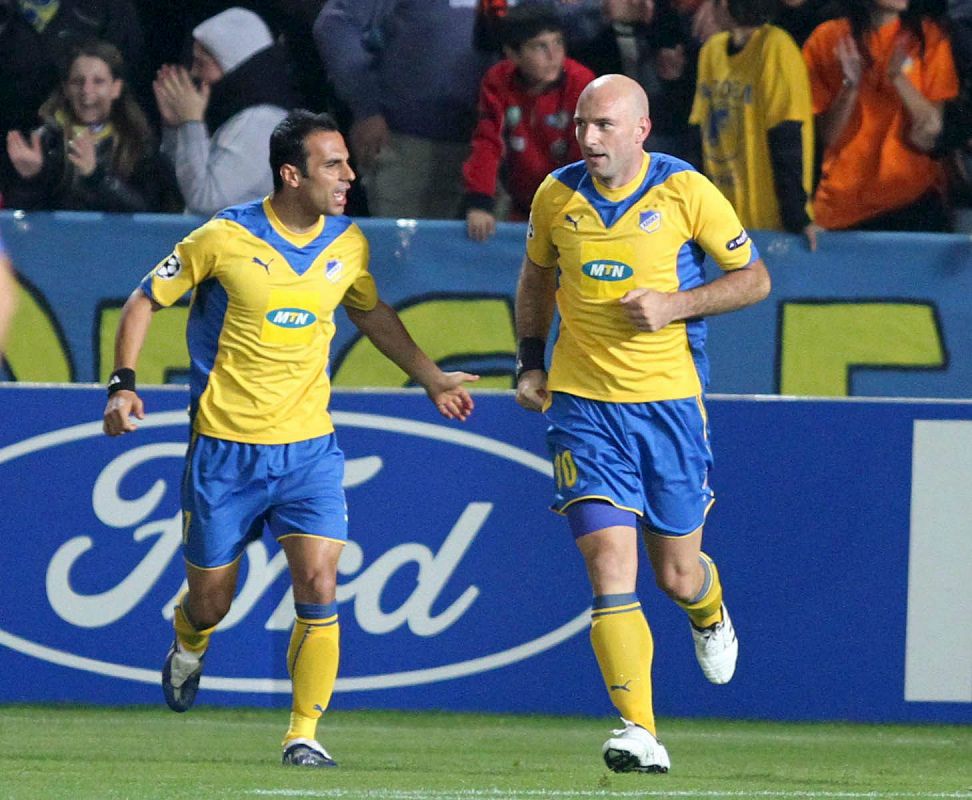 Los jugadores del FC Apoel Paulo Jorge y Savvas Poursaitides celebran su gol contra el Atlético de Madrid en los primeros minutos de su partido.