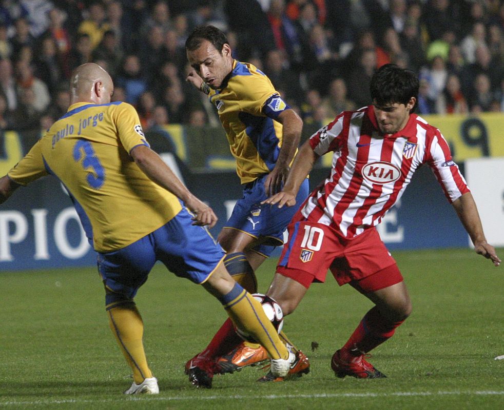 Agüero trata de zafarse de la marca de Jorge y Michail.