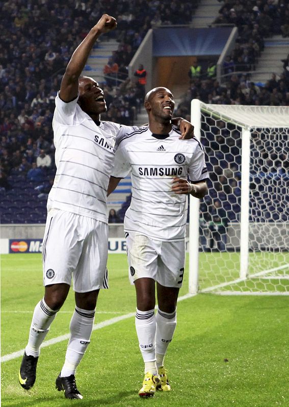 Nicolas Anelka (d) del Chelsea celebra con su compañero de equipo Didier Drogba