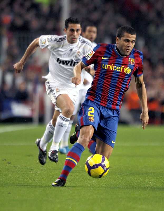 Dani Alves, controla el balón ante el defensa del Real Madrid, Álvaro Arbeola
