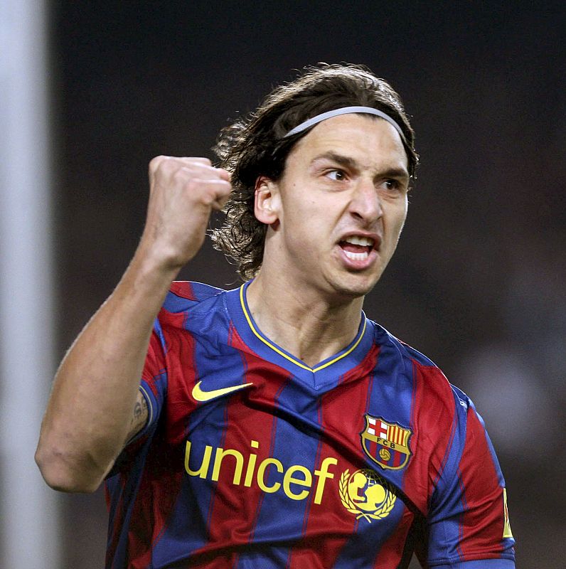 El delantero sueco del FC Barcelona Zlatan Ibrahimovic celebra el primer gol
