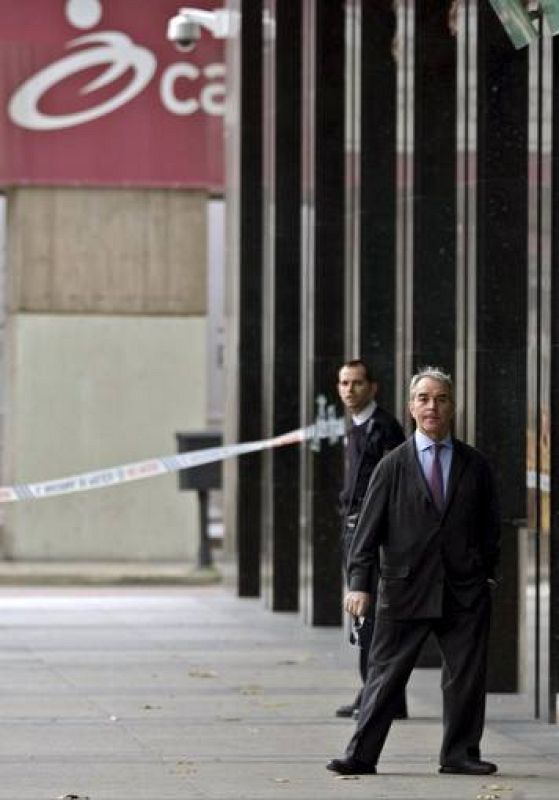 El presidente de Cajacirculo, Jose Ignacio Mijangos llega a las oficinas centrales momentos después de que una de las empleadas de Cajacírculo fuera retenida.  