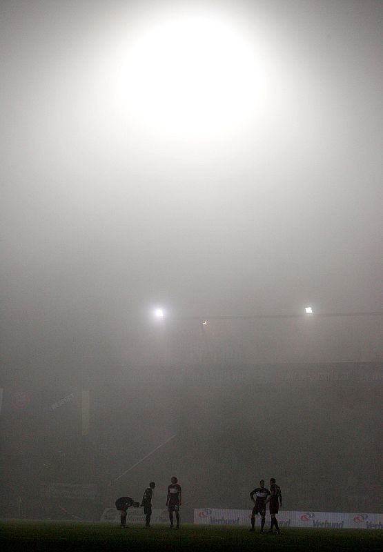 El humo de las bengalas lanzadas por los ultras austríacos apenas permitía ver el partido.