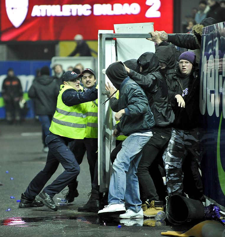 Aficionados radicales del Austria de Viena invaden el terreno de juego del estadio Franz Horr.