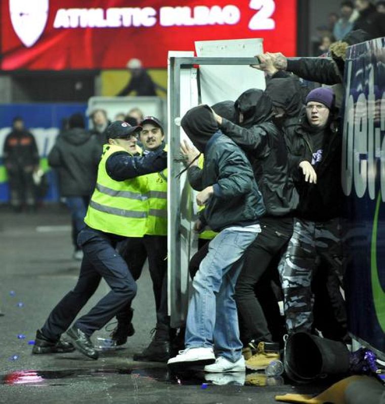 Aficionados radicales del Austria de Viena invaden el terreno de juego del estadio Franz Horr.