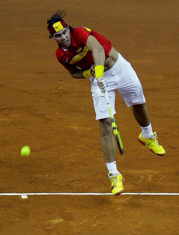 Nadal comenzó el partido rompiendo el servicio del checo.