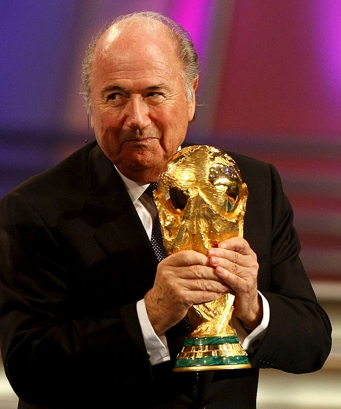 El presidente de la FIFA, Joseph Blatter, sostiene el trofeo del Mundial.