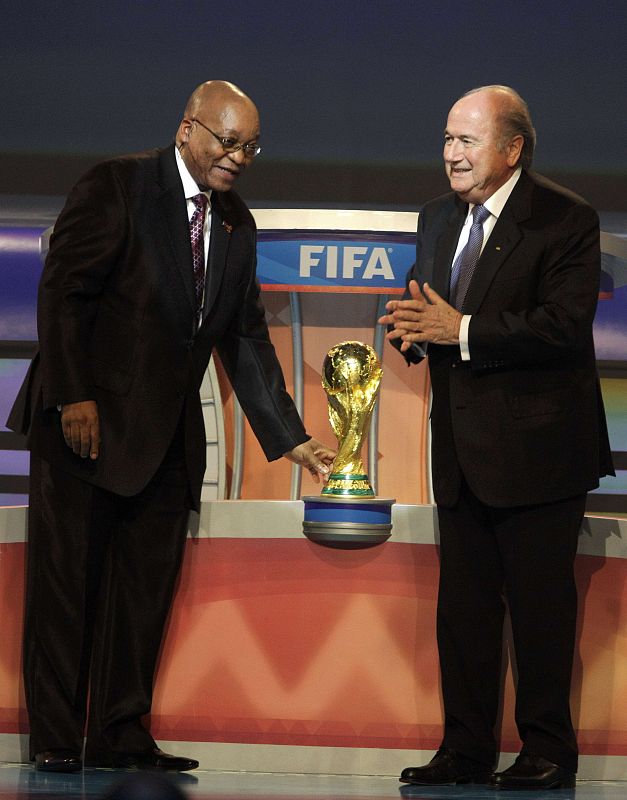 El presidente de Sudáfrica, Jacob Zuma, saluda al presidente de la FIFA, Joseph Blatter, antes del comienzo del sorteo.