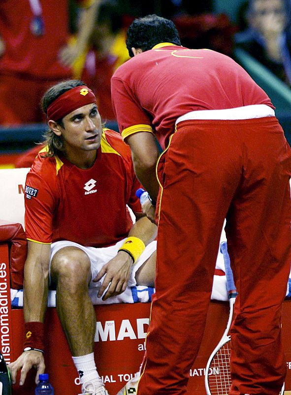 Costa da instrucciones a Ferrer en un descanso. Al principio del partido no lo veían nada claro.