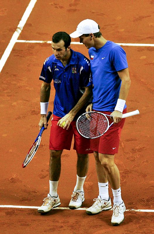 Radek Stepanek y Tomas Berdych, protagonistas en exclusiva del equipo checo, conversan durante uno de los puntos del tercer partido de la final de la Copa Davis.
