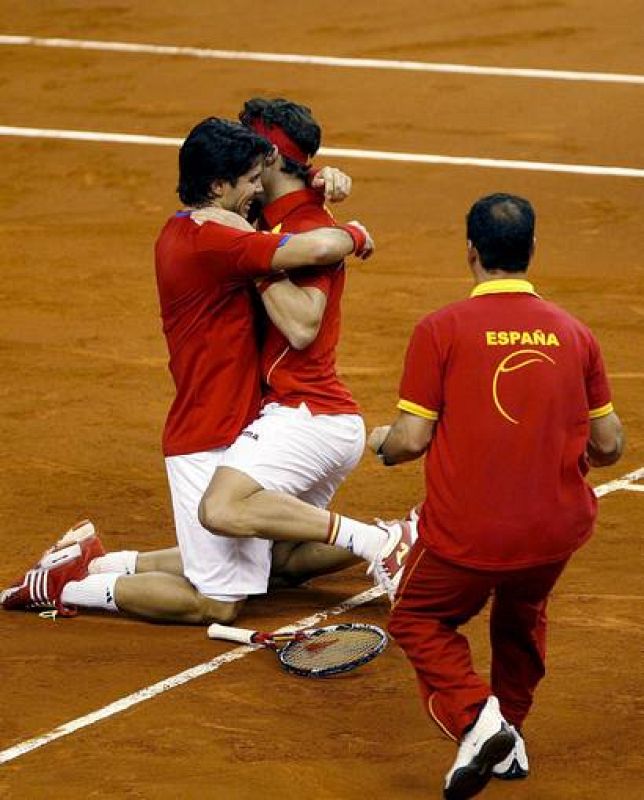 El tenista español Fernando Verdasco y su compañero Feliciano López (c), celebran la victoria del punto definitivo.