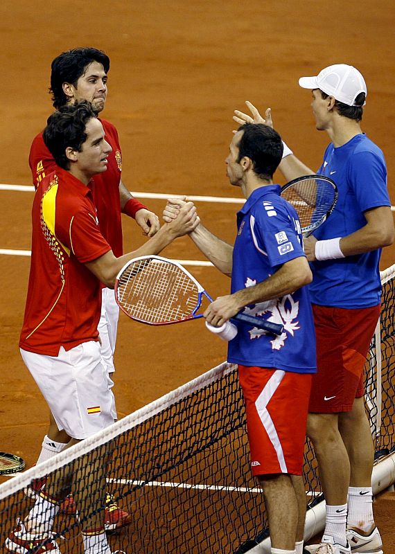 Los tenistas españoles Fernando Verdasco y Feliciano López saludan a los tenistas checos Stepanek y Berdych.