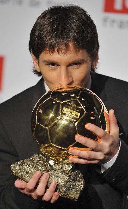 El jugador argentino del Barcelona Lionel Messi besa el 'Balón de oro' que le otorgó la revista francesa 'France Football'.