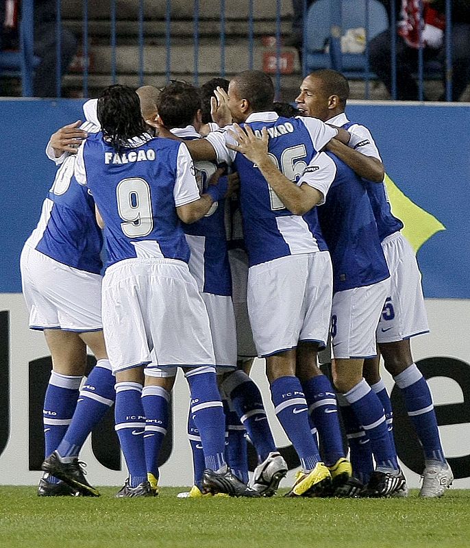 Los jugadores del Oporto celebran el gol que ha marcado su compañero Bruno Alvés al Atlético de Madrid.