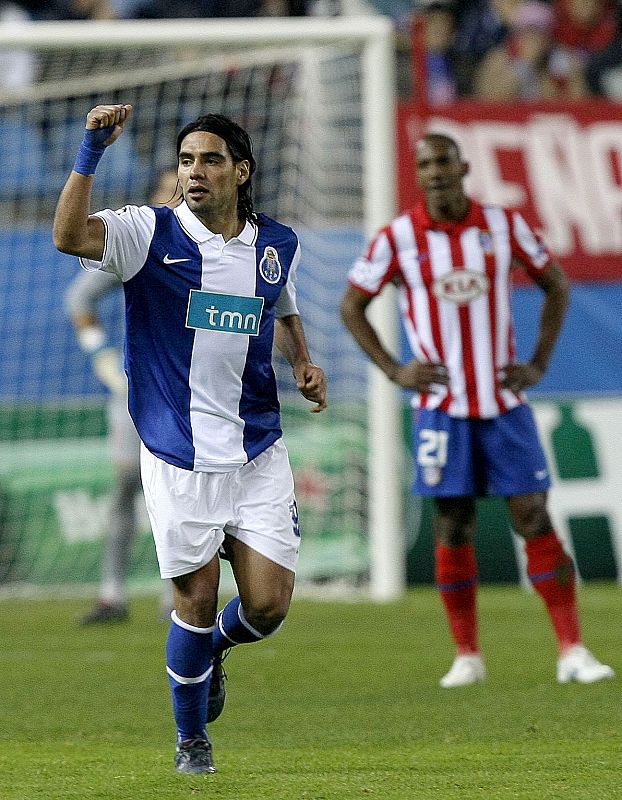 El delantero colombiano del Oporto Radamel Falcao, celebra el gol que ha marcado al Atlético de Madrid, segundo para su equipo, durante el partido de Liga de Campeones disputado esta tarde en el estadio Vicente Calderón.