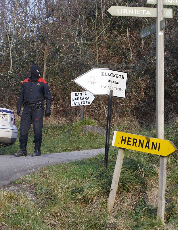 A principios de año, ETA preparó una trampa a la Ertzaintza en un repetidor en Hernani. Detonó de madrugada un artefecto, con la intención de que los agentes de la banda terrorista llegasen a la zona para detonar dos bombas más. Los agentes tiraron d