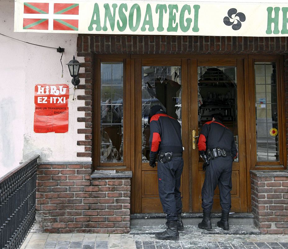 El justiciero de Lazkao. Así saltó a la fama un joven de la localidad de Lazkao, en Guipúzcoa, que destrozó con una maza una herriko taberna después de que la banda terrorista colocase un artefacto en el pueblo que provocara serios destrozos en su vi