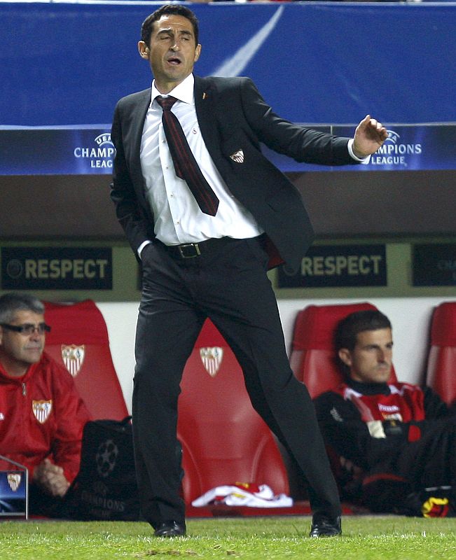 El entrenador del Sevilla, Manolo Jiménez, da instrucciones a sus jugadores.