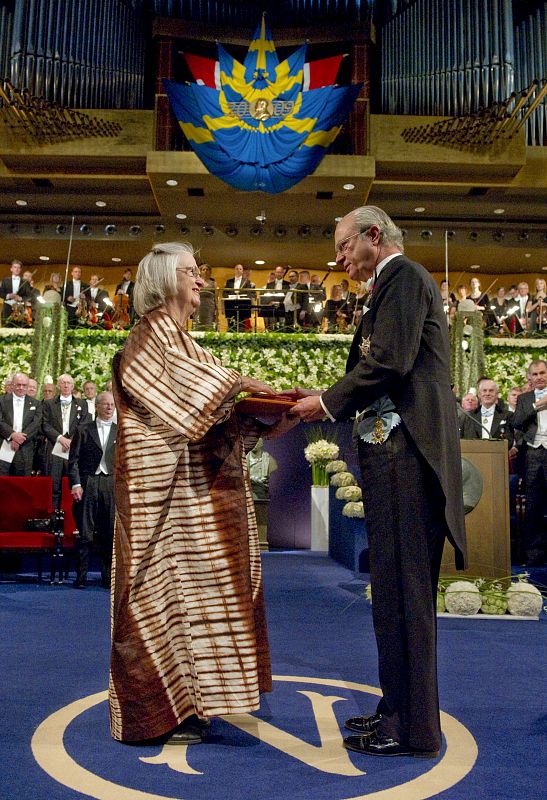 La estadounidense Elinor Ostrom  es la primer mujer en recibir el Premio Nobel de Economía