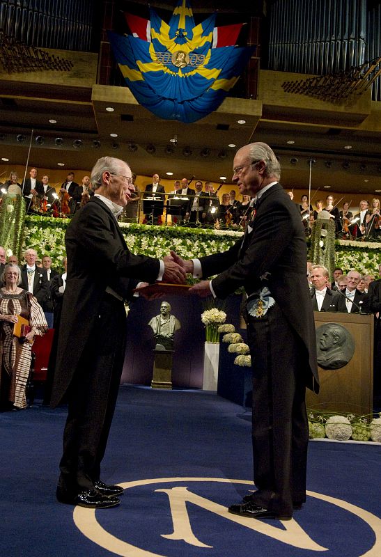 El estadounidense Oliver E. Williamson, de la Universidad de California Berkeley, recibe el Premio Nobel de Economía.