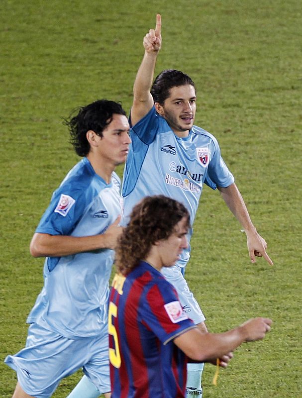 Rojas celebra su gol ante Puyol, el capitán del Barcelona.