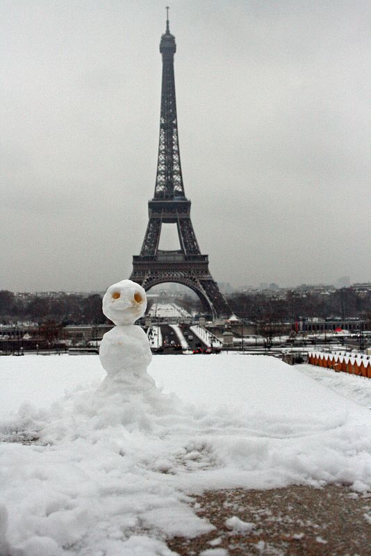 Un simpático muñeco de nieve anuncia la llegada de la Navidad en París en una imagen captada por el corresponsal de RNE en Francia, Luis Miguel Úbeda.