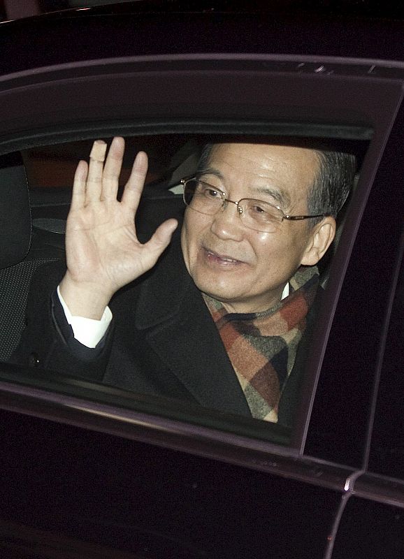 El primer ministro chino, Wen Jiabao, durante su llegada al aeropuerto de Copenhague para participar en la Cumbre de la ONU.