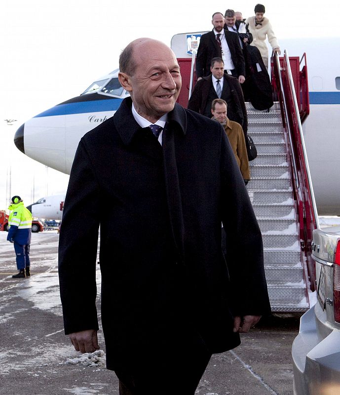 El presidente de Rumanía, Traian Basescu, sonríe a su llegada al aeropuerto de Copenhague.