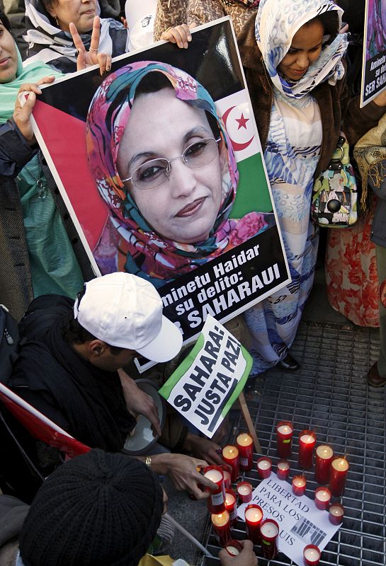 Algunos de los participantes en la manifestación han pedido con velas libertad para los presos saharauis.