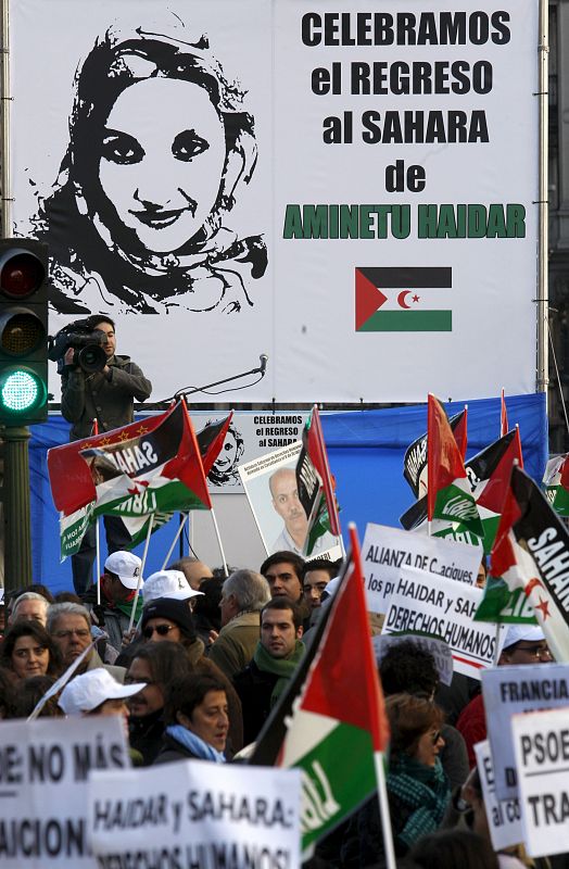Algunos de los participantes en la manifestación portan una pancarta